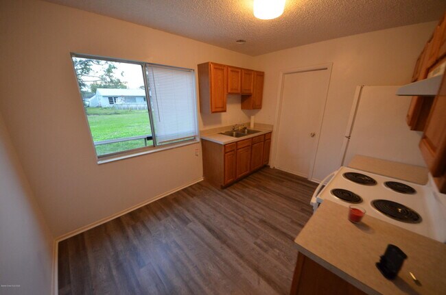 Foto del edificio - 1607 Fairfield Cir NE