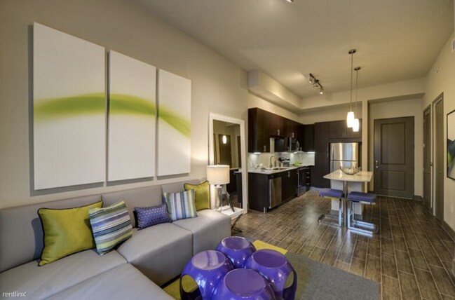 Foto del edificio - 7400 N Kendall Dr