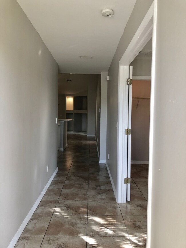 Building Photo - Experience this Large Cape Coral 3 bedroom 2 bath duplex with 1 car garage and screened in lanai.