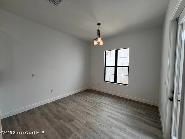 Foto del edificio - 7680 Allure Dr