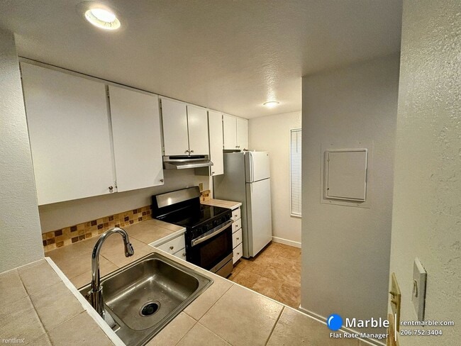 Foto del edificio - 2 br, 1.5 bath Townhome - 2524 NE 195th St...