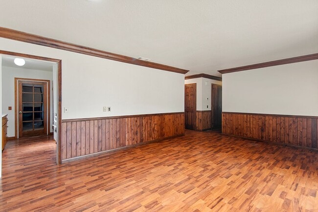 Building Photo - Charming 3-Bedroom Home on Corner Lot in E...