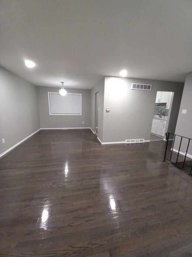 Foto principal - Stunning 3 Bedroom Bi-Level Home