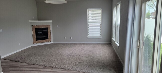 Foto del edificio - "Luxury Living: Stunning End Unit Townhome...