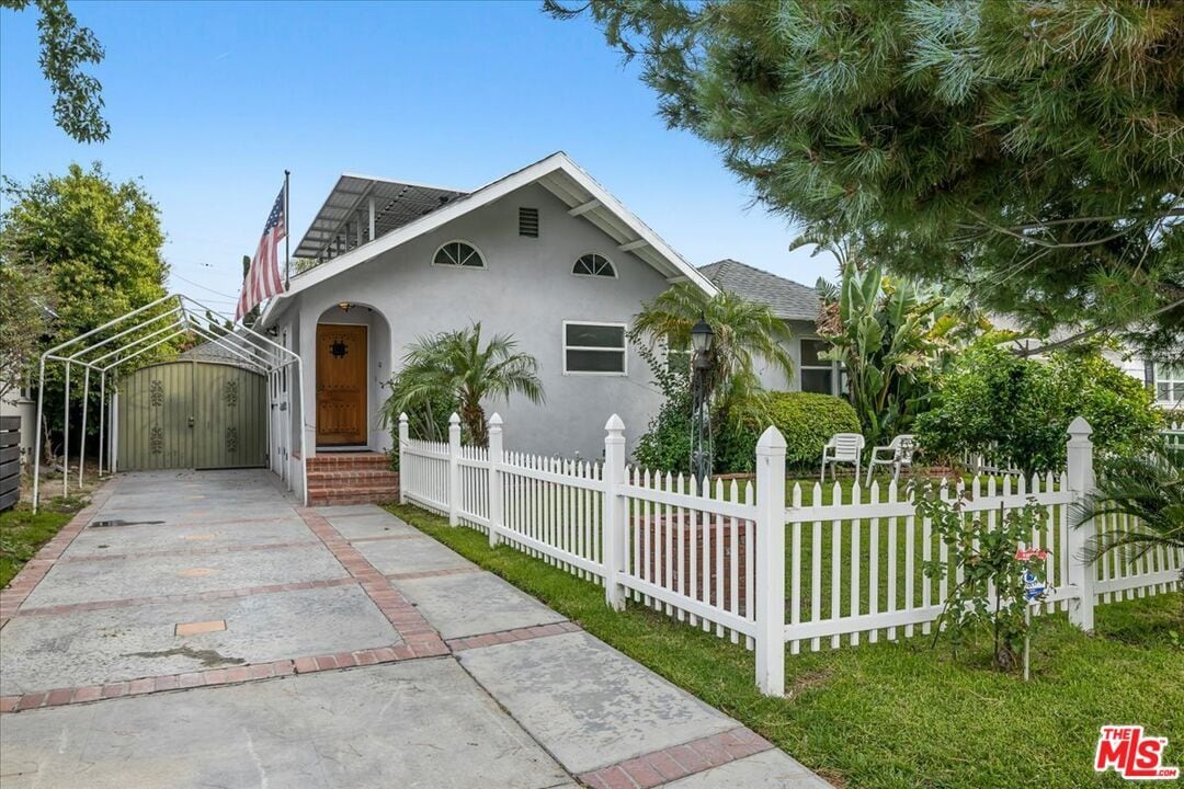 Primary Photo - 5852 Burnet Ave
