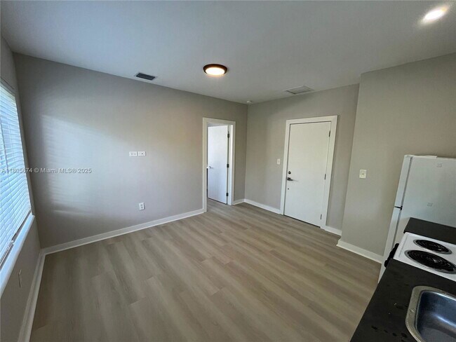 Building Photo - 534 SW 6th Ct
