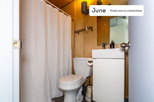 Building Photo - Room in Shared 6 bed/6 bath home