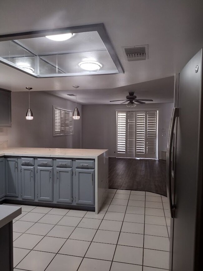 Building Photo - 3 Bed / 2 Bath Home with 2 Car Garage and ...