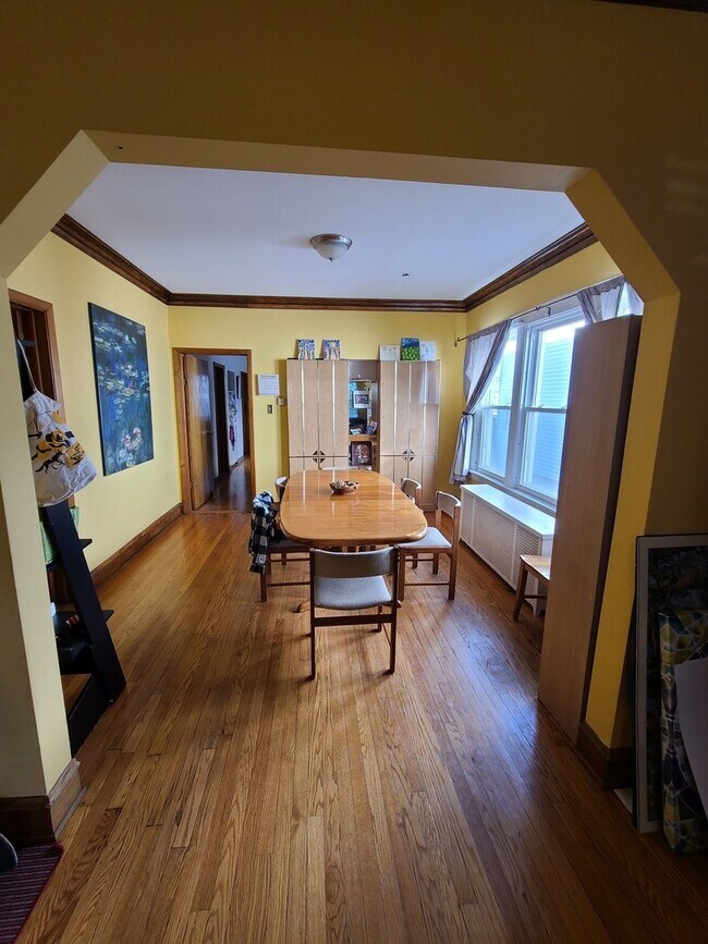 Building Photo - 4832 W Warwick Ave