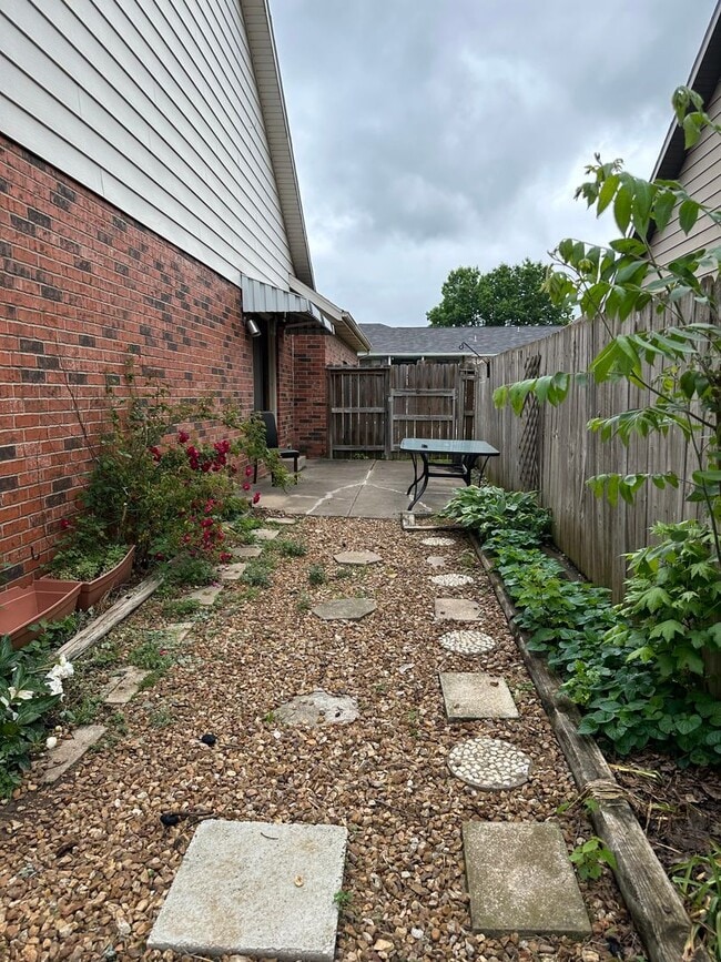 Building Photo - South Springfield beautiful large duplex h...