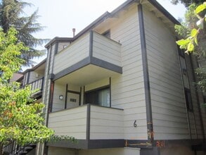 Building Photo - 222 Stonegate Cir