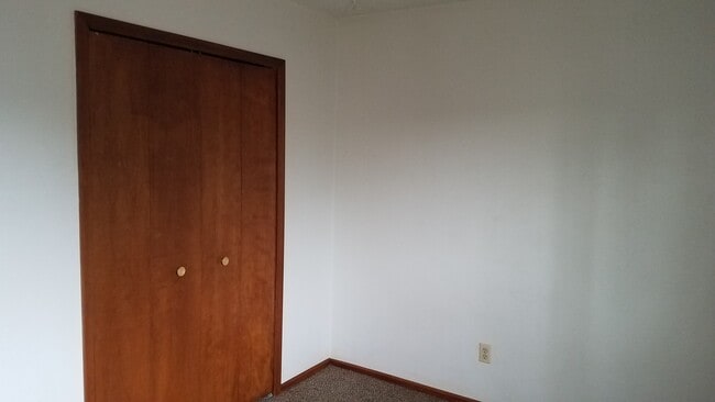 Dormitorio trasero, orientación este. - 6646 Provincial Dr