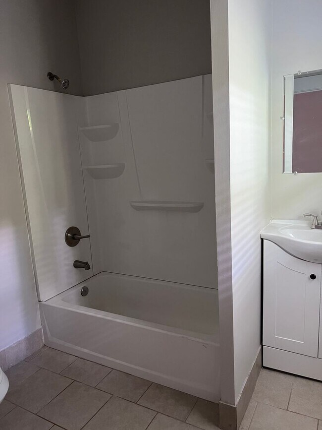 Foto del edificio - 3 Bedroom / 2 Bathroom House in Glen Iris