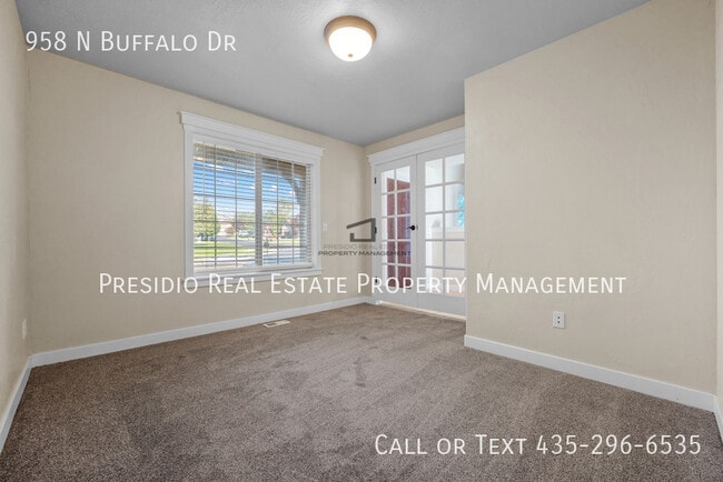 Building Photo - 958 N Buffalo Dr