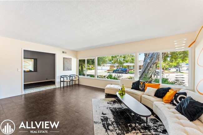 Exquisite 4 Bed 2.5 Bath Home in Orange! - Exquisite 4 Bed 2.5 Bath Home in Orange!