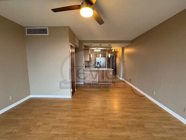 Building Photo - 10th Floor Unit!