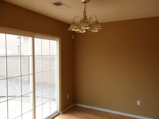 Foto del edificio - Four Bedroom, 2.5 Bath 2-story home in Ful...