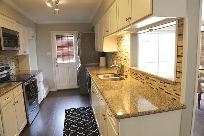 Building Photo - 13148 Trail Hollow Dr