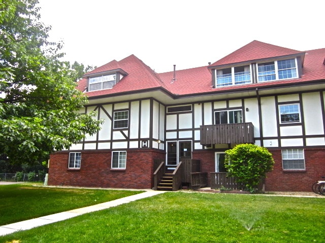 2 Bed 1 Bath Top Floor Corner Unit Condo - 2 Bed 1 Bath Top Floor Corner Unit Condo