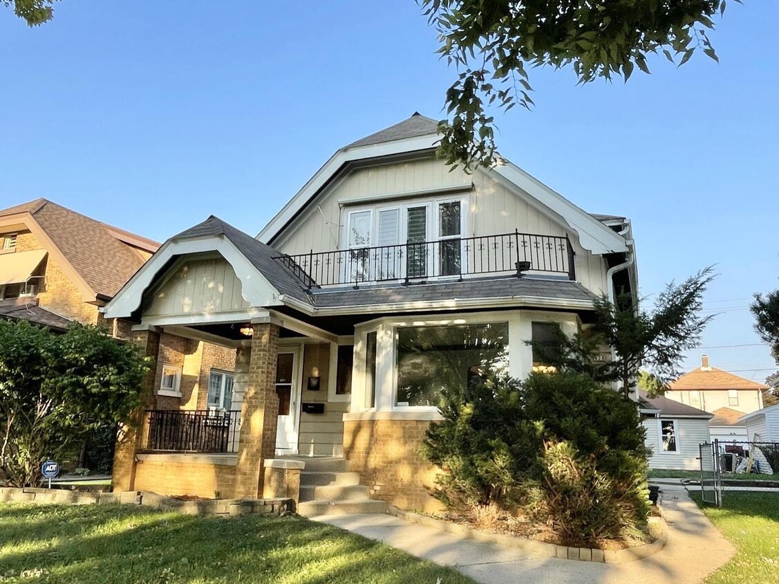 Front - 926 S 77th St