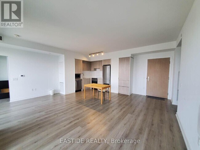 Photo du bâtiment - 395-5395 Bloor St E
