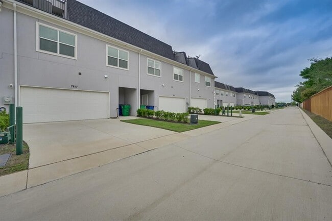 Building Photo - 7617 Renaissance Blvd