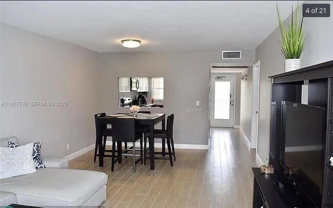 Foto del edificio - 9230 Lagoon Pl