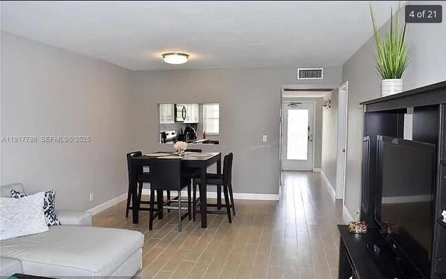 Building Photo - 9230 Lagoon Pl