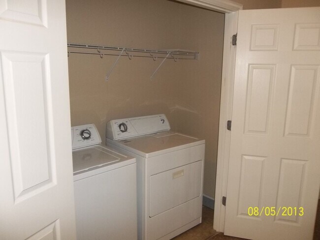 Building Photo - 4 bed 3.5 bath Townhouse Vineyard Square