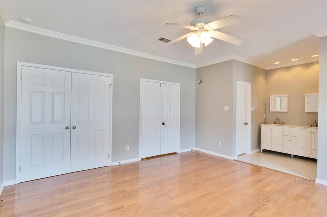 Building Photo - 10819 Crown Colony Dr