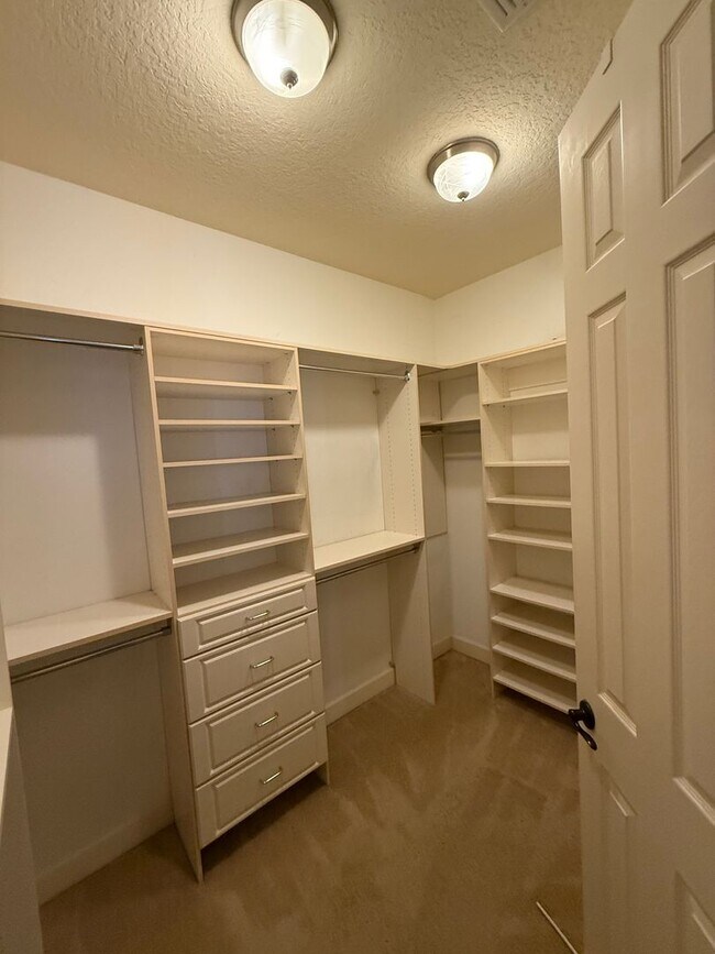 Foto del edificio - Packwood Townhomes