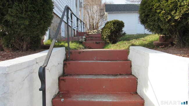 Building Photo - 246 N Elm St