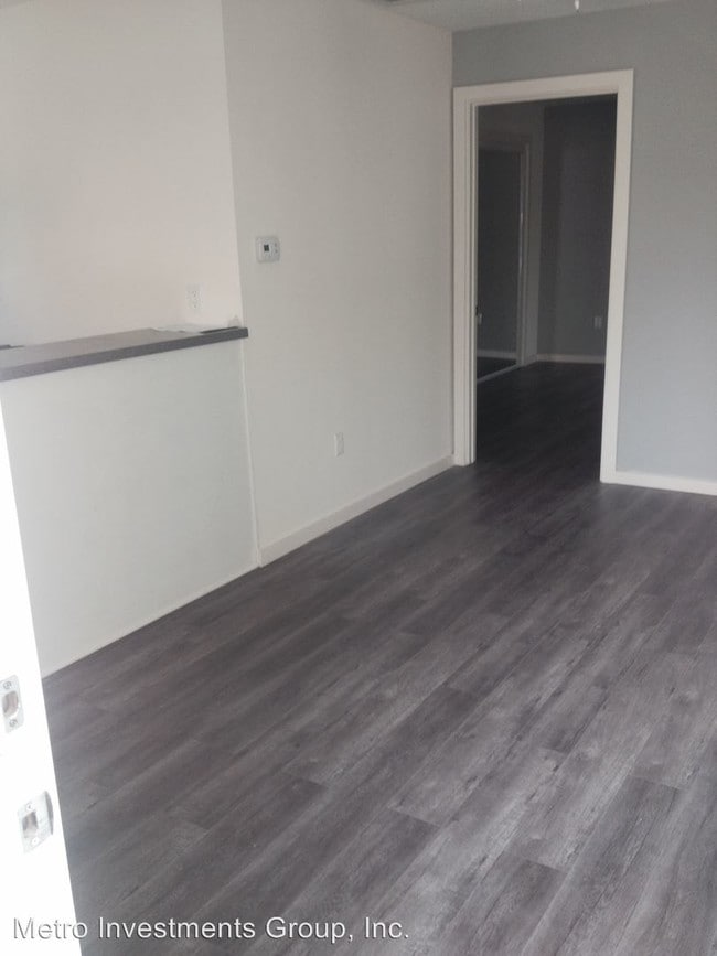 Building Photo - 823 1/2 W 43rd Pl