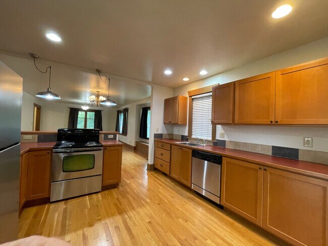 Building Photo - Close to GU Campus