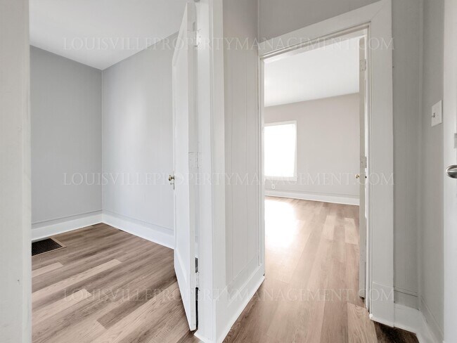 Building Photo - 131 S 38th St