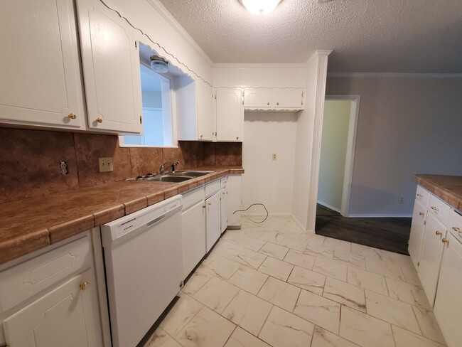 Building Photo - Nice family 3 bedroom and 2 bath home in a...