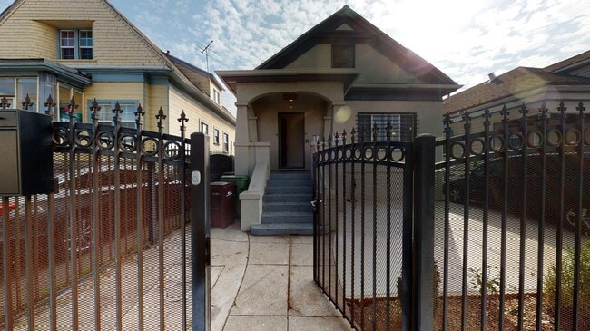 Building Photo - Charming Patten home near Fruitvale BART