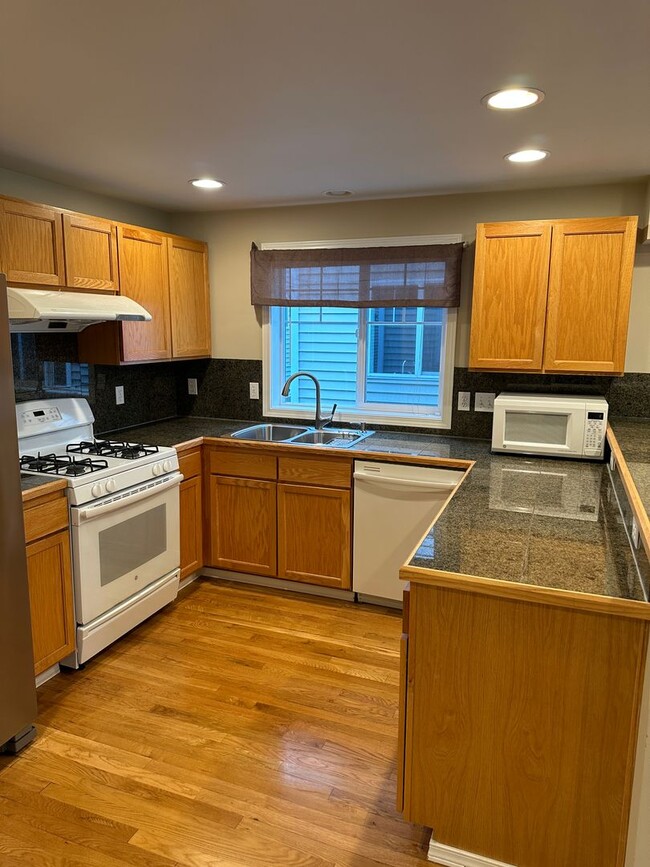 Building Photo - 3 bed 2 bath Townhome Green Lake Neighborh...