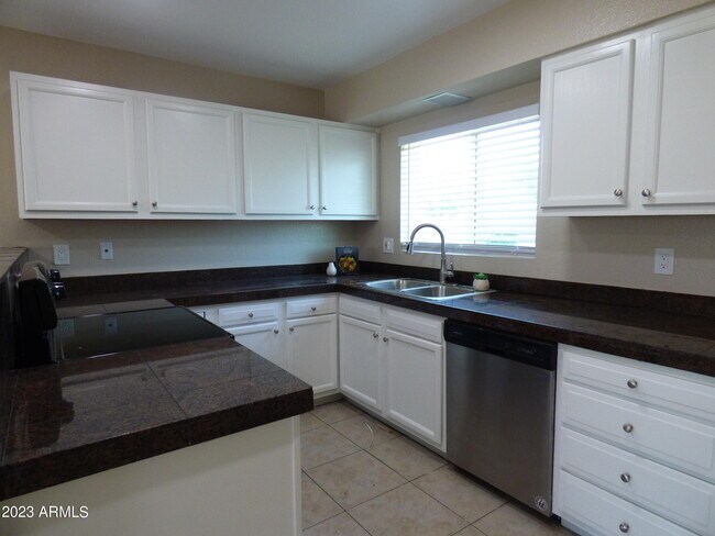 Building Photo - 4920 S Taylor Dr