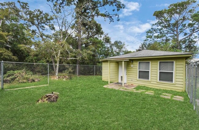 Building Photo - 12305 Pine Oak Dr