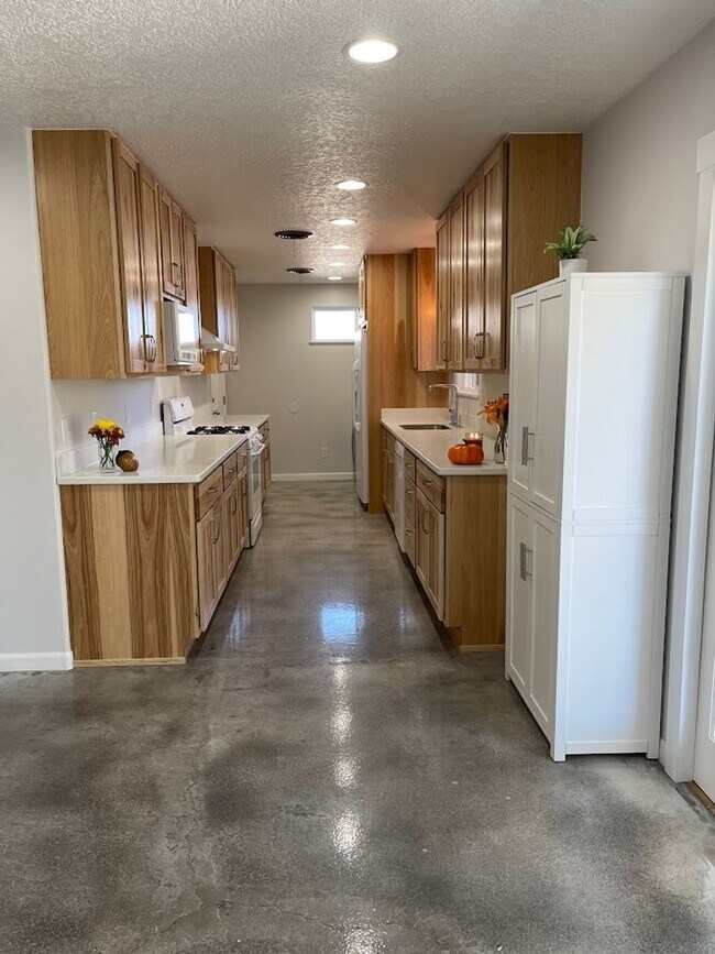 Foto del edificio - Beautiful White Rock Home available in August!