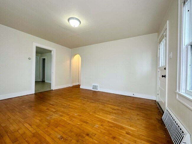 Building Photo - 915 12th Ave