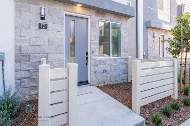 Building Photo - NEW BUILT 2 Bedroom+1 Den Townhome in the Heart of Garden Grove!