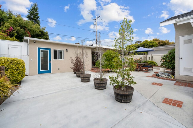 Building Photo - 821 Calle de Arboles