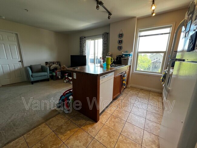 Photo du bâtiment - 402-598 Sutherland Ave