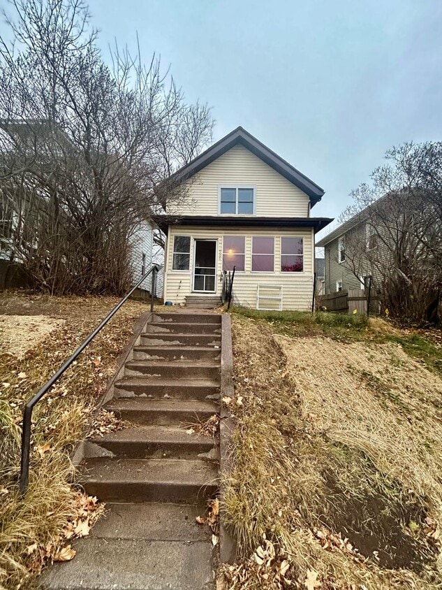 Foto principal - 906 North 6th Ave E