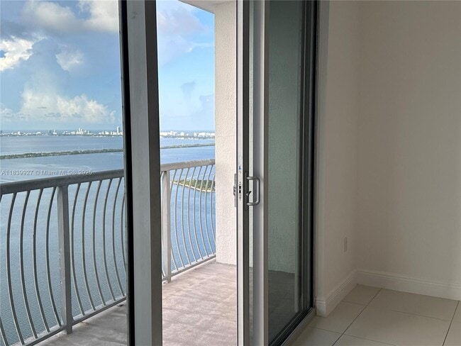 Building Photo - 1750 N Bayshore Dr