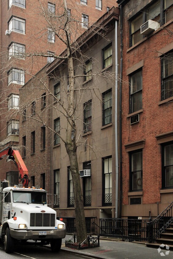 Building Photo - 8 W 9th St