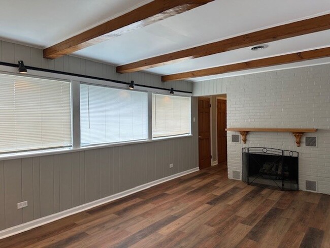 Building Photo - Ranch Style 3 Bedroom 1 Bathroom Single Fa...
