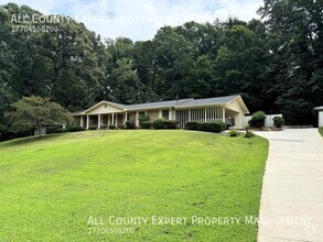 Building Photo - 1512 Robinhood Trail